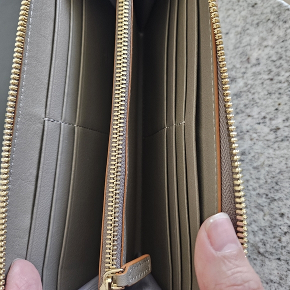 MCM Gray Embossed Leather Wristlet Clutch . New With Box & Dust Bag Inc. - Picture 5 of 8